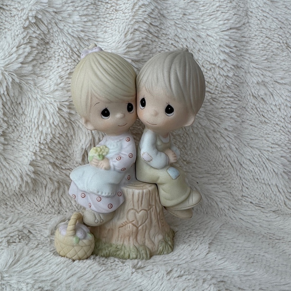 Precious Moments Figurine of Couple on Tree Stump